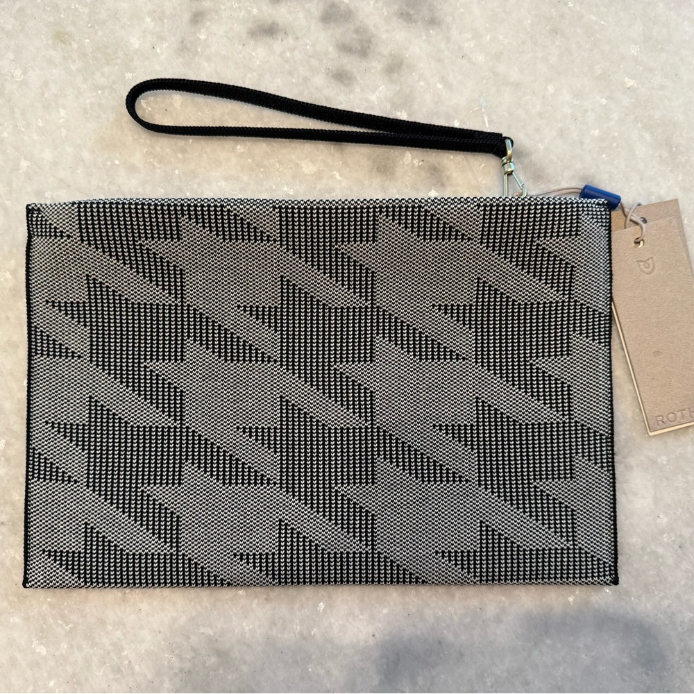 NWT Rothy’s The Wristlet in Grey Houndstooth